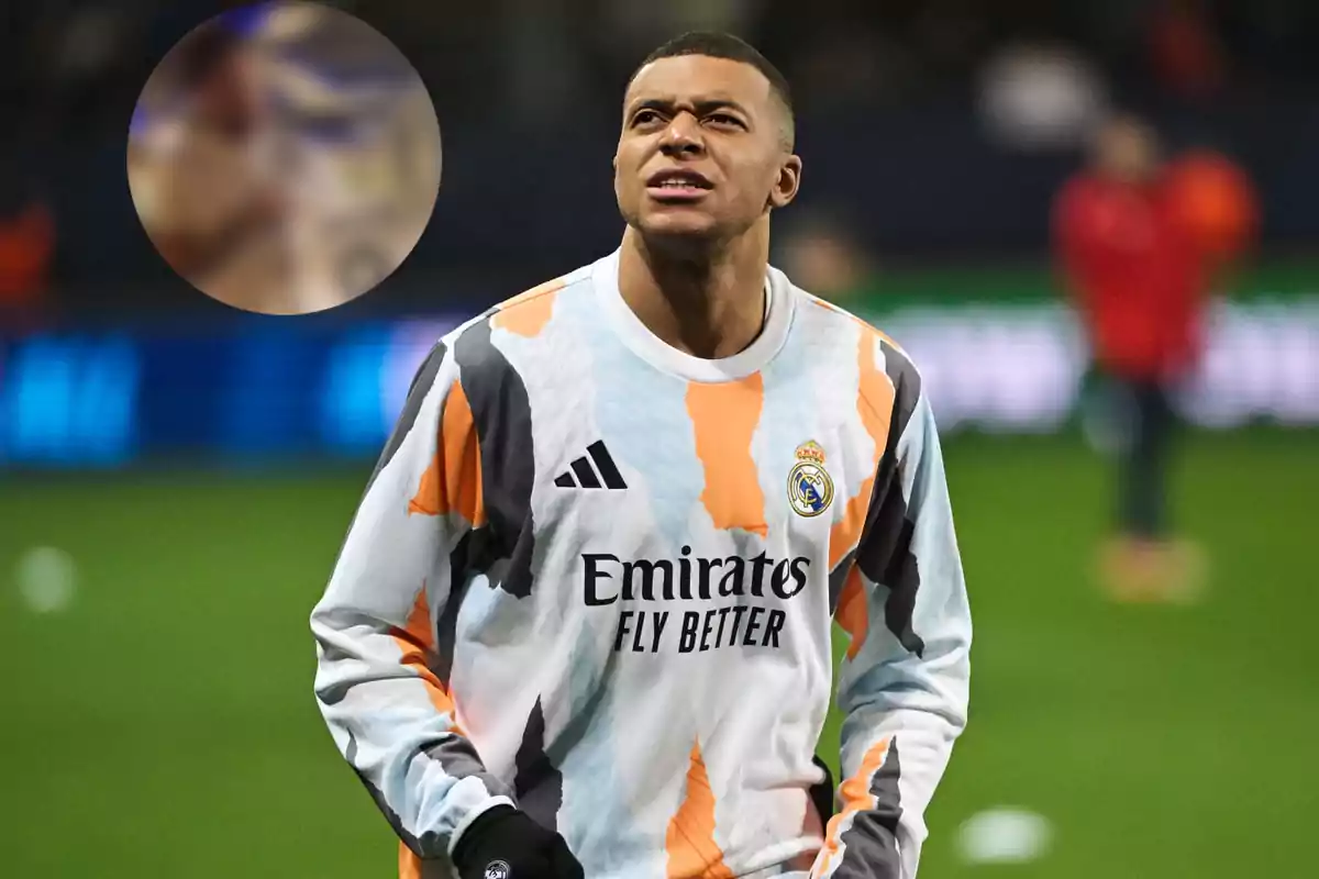 Un jugador de fútbol con un uniforme de entrenamiento del Real Madrid en el campo.