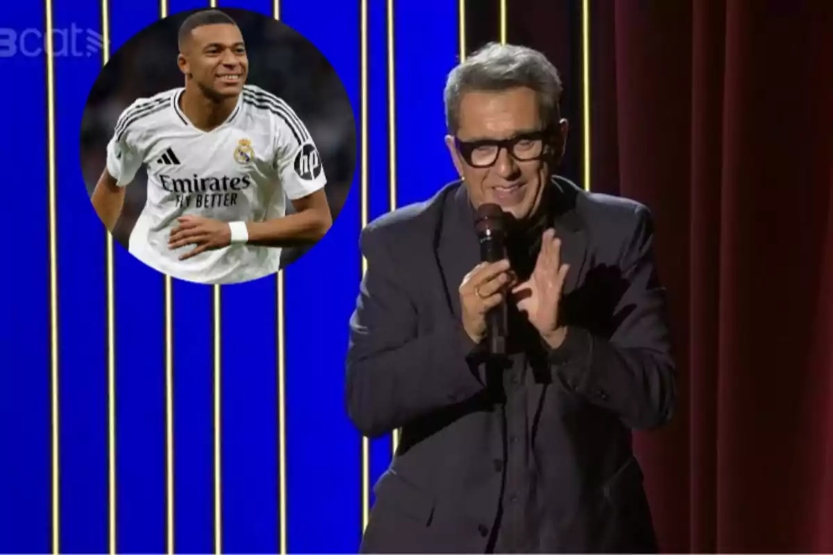 A man with glasses and a microphone on a stage with a blue and red background, next to an image of a soccer player in a white jersey.