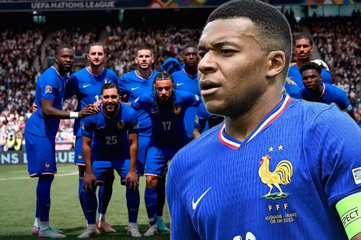 Jugadores de la selección de fútbol de Francia posando en el campo con uno de ellos en primer plano