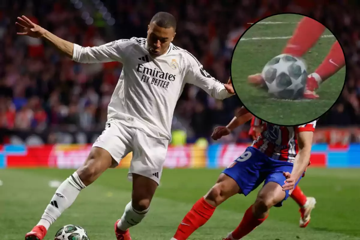 Un jugador de fútbol con uniforme blanco controla el balón mientras un oponente con uniforme rojo y blanco se acerca, con un enfoque en los pies y el balón.