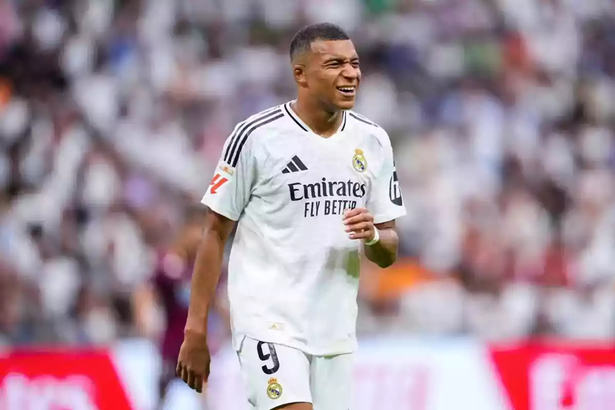 Jugador de fútbol con uniforme blanco en el campo durante un partido. Jugador de fútbol con uniforme blanco en el campo durante un partido.