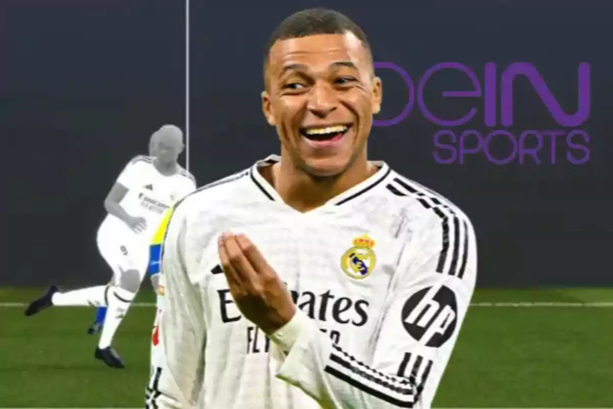 Un jugador de fútbol sonríe vistiendo el uniforme del Real Madrid con el logo de Bein Sports en el fondo.