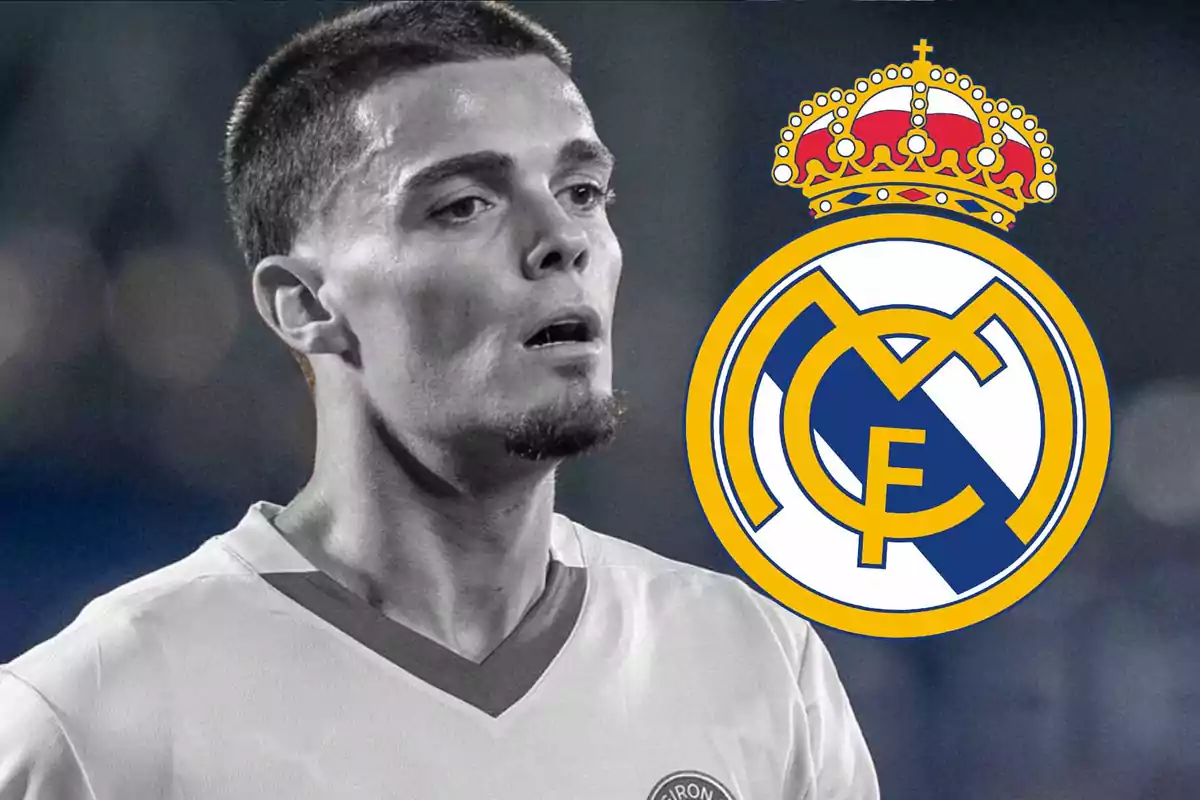 Un jugador de fútbol con una camiseta blanca junto al escudo del Real Madrid.