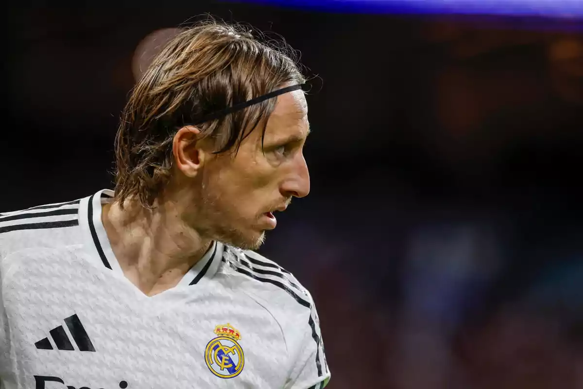 Futbolista con camiseta blanca del Real Madrid mirando hacia la derecha durante un partido Futbolista con camiseta blanca del Real Madrid mirando hacia la derecha durante un partido