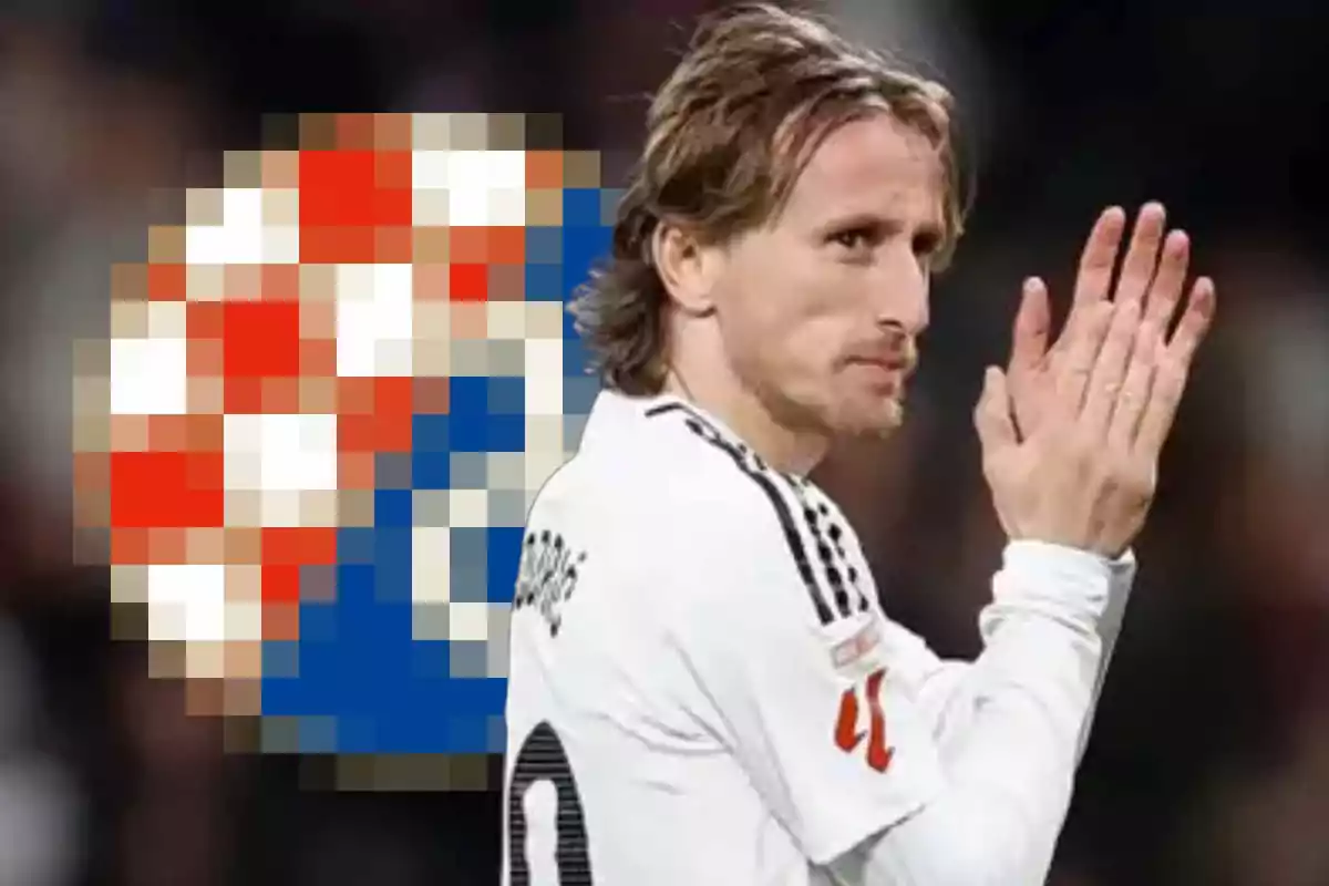 Un jugador de fútbol aplaudiendo con un fondo pixelado de colores rojo, blanco y azul.