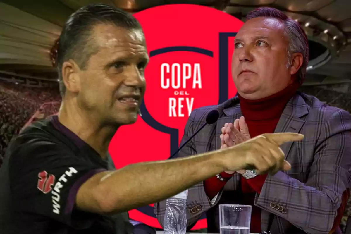 Dos hombres en un estadio con un cartel de la Copa del Rey de fondo, uno de ellos señala mientras el otro está sentado frente a un micrófono.
