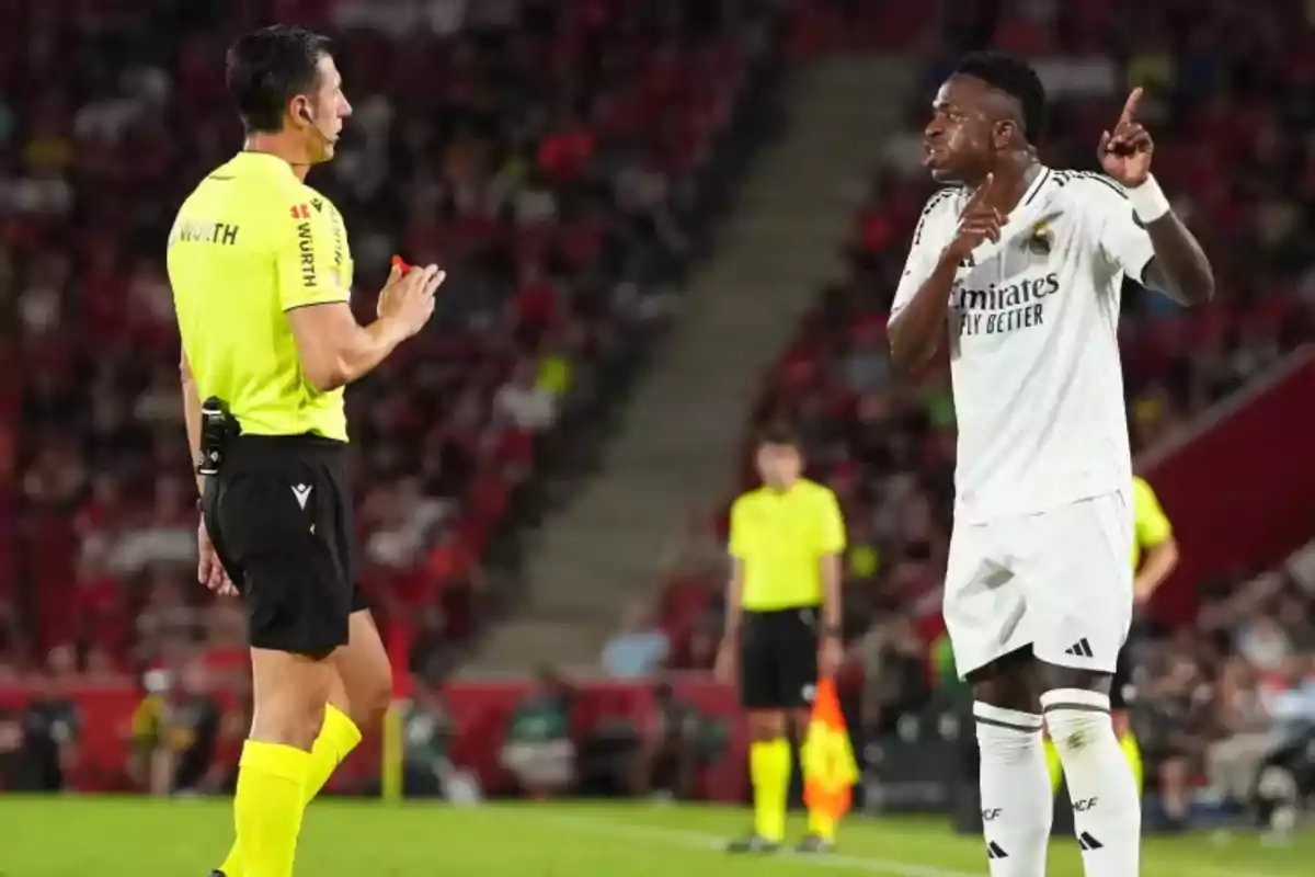 Un jugador de fútbol discute con un árbitro en el campo durante un partido. Un jugador de fútbol discute con un árbitro en el campo durante un partido.