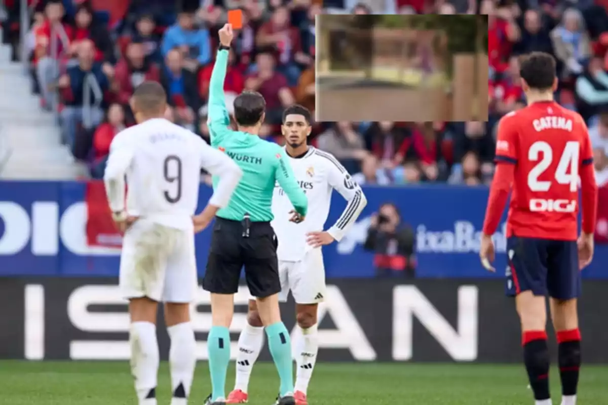 Un árbitro muestra una tarjeta roja a un jugador en un partido de fútbol mientras otros jugadores observan.