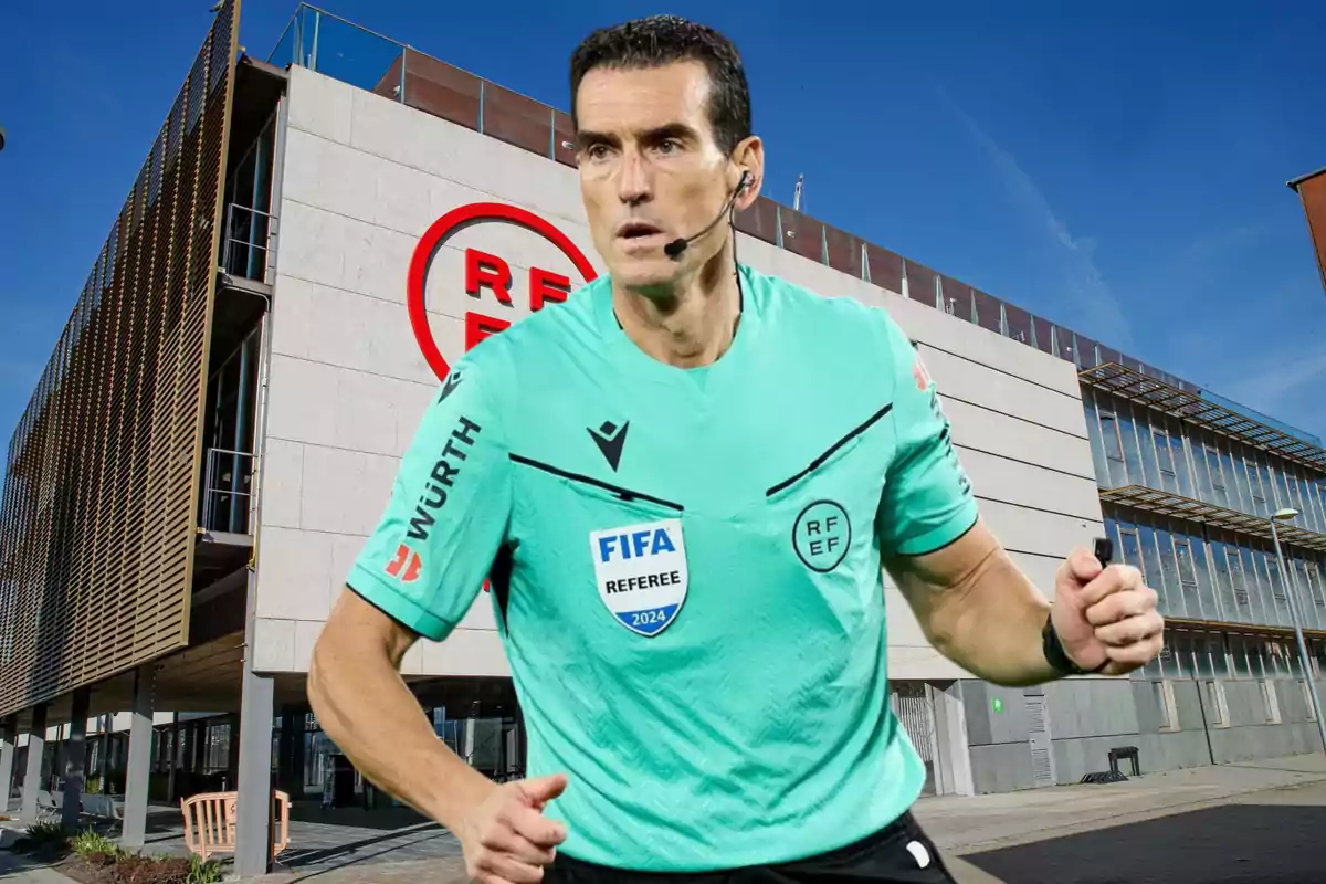 Un árbitro de fútbol con uniforme verde y un auricular está frente a un edificio moderno con el logo de la RFEF.