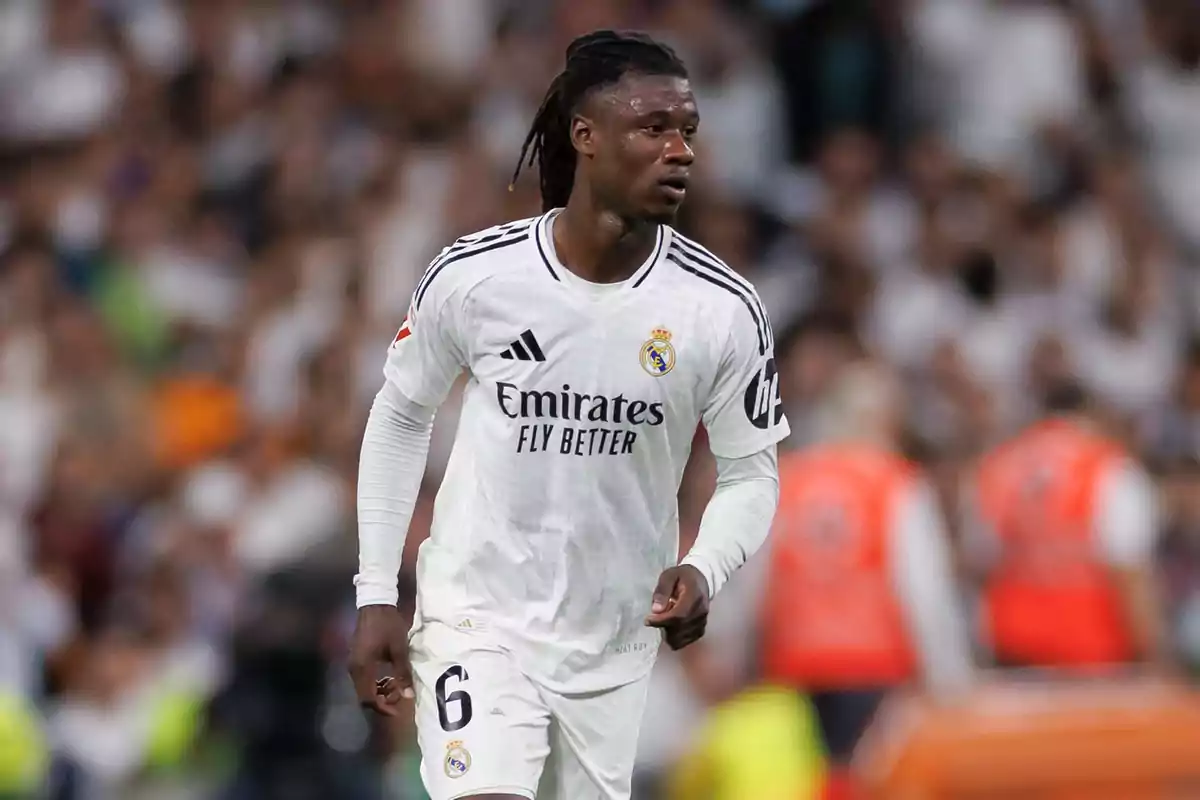Jugador de fútbol del Real Madrid en el campo durante un partido. Jugador de fútbol del Real Madrid en el campo durante un partido.