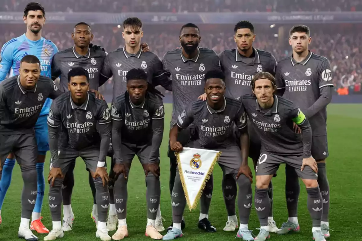 Un equipo de fútbol posando en el campo antes de un partido importante. Un equipo de fútbol posando en el campo antes de un partido importante.