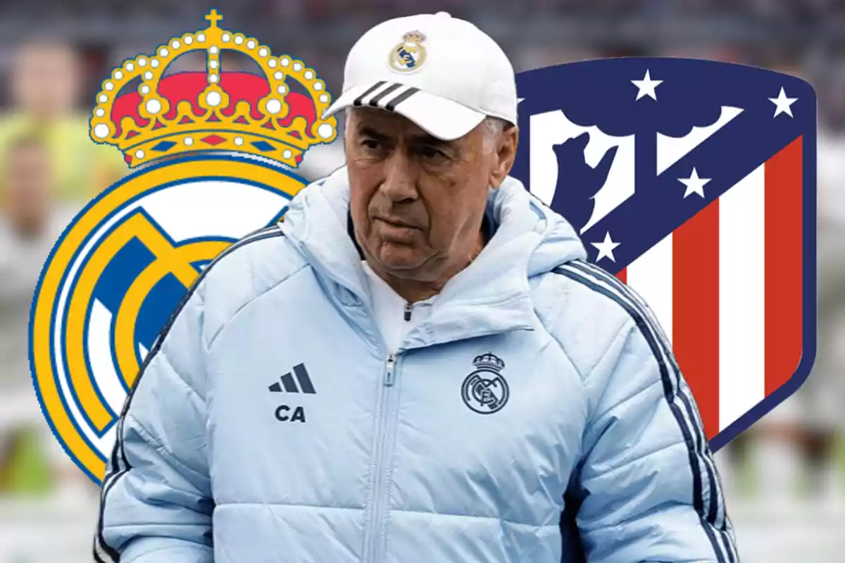 Un hombre con chaqueta y gorra del Real Madrid está frente a los escudos del Real Madrid y Atlético de Madrid.