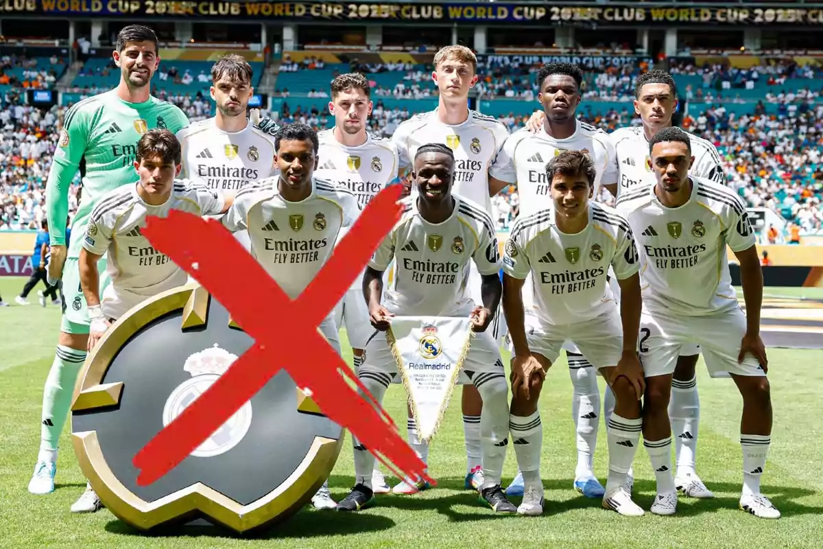 Jugadores del Real Madrid posan en el campo antes de un partido con una gran equis roja sobre el escudo del equipo