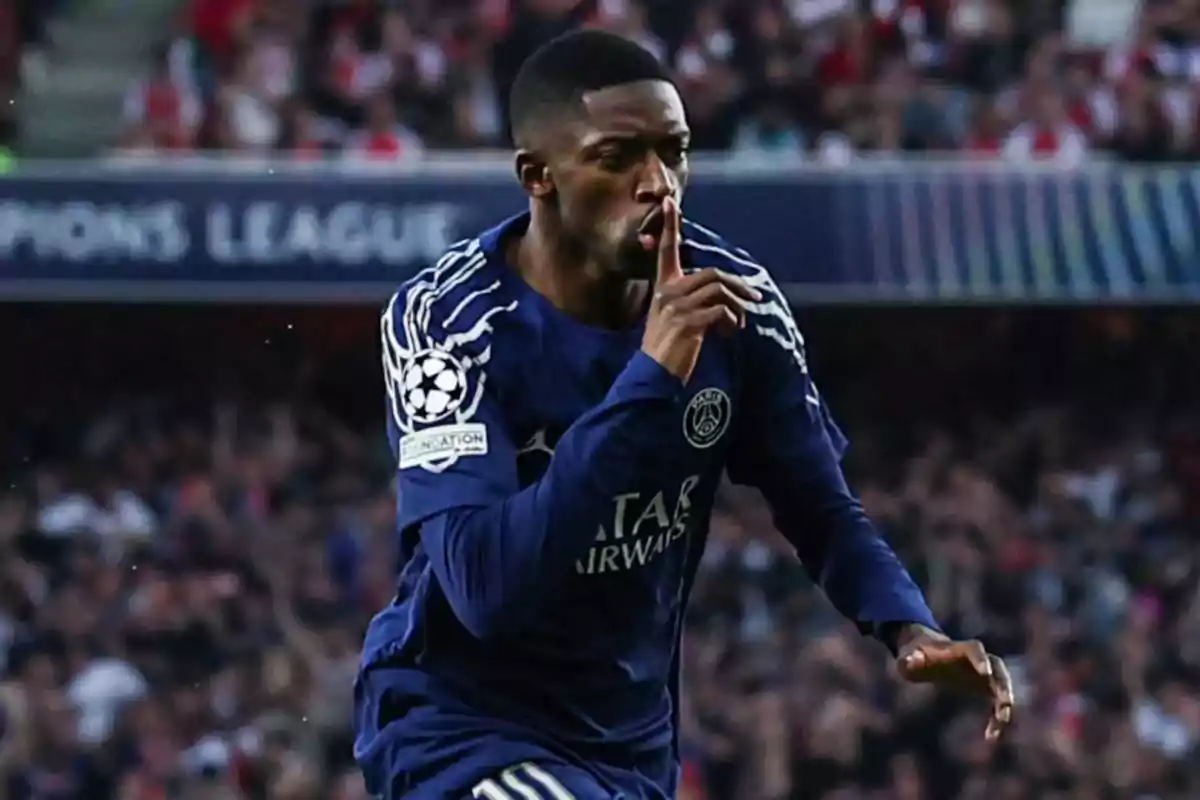 Futbolista del PSG celebrando un gol con el gesto de silencio en un estadio lleno durante un partido de la Champions League Futbolista del PSG celebrando un gol con el gesto de silencio en un estadio lleno durante un partido de la Champions League