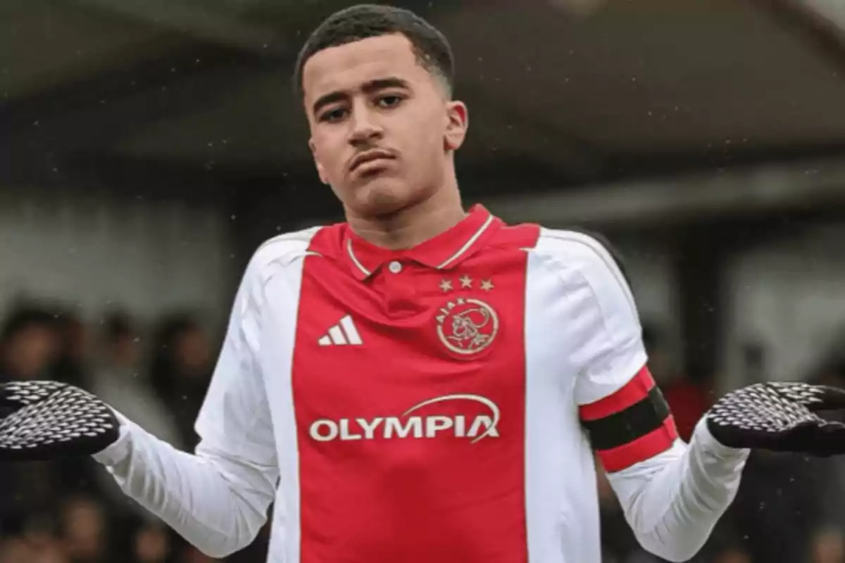 Joven futbolista con uniforme del Ajax haciendo un gesto de encogerse de hombros durante un partido Joven futbolista con uniforme del Ajax haciendo un gesto de encogerse de hombros durante un partido