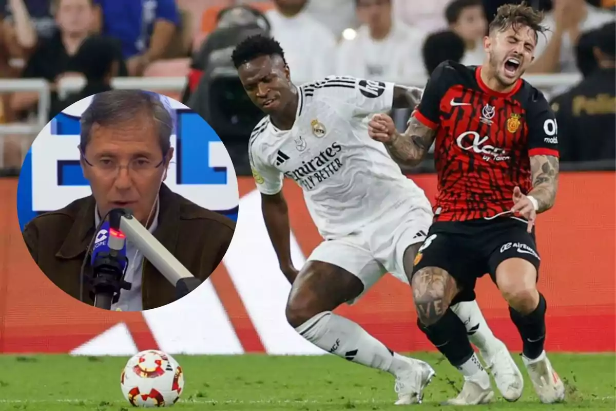 Un jugador de fútbol del Real Madrid disputa el balón con un jugador del Mallorca mientras un comentarista aparece en un recuadro hablando por un micrófono.