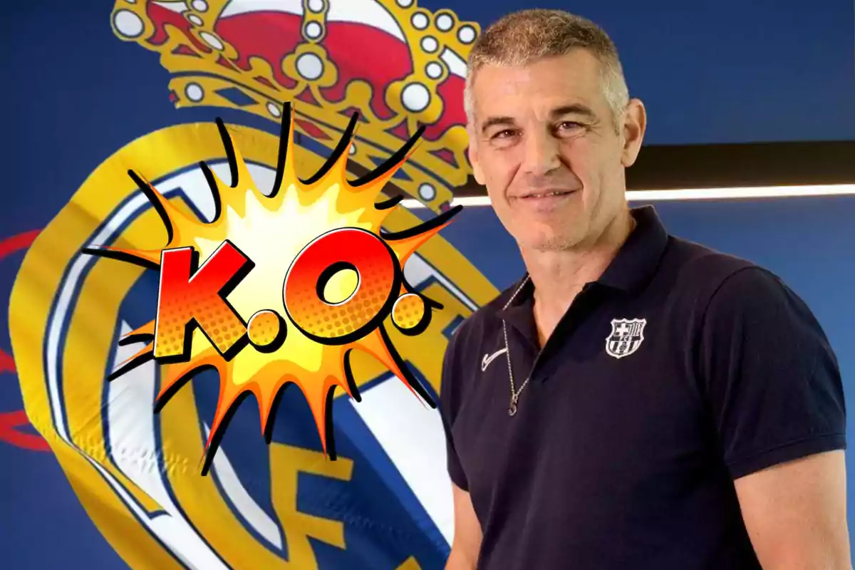 Un hombre con una camiseta oscura está de pie frente a un fondo que incluye un logotipo grande y colorido con las letras "K.O." en el centro.