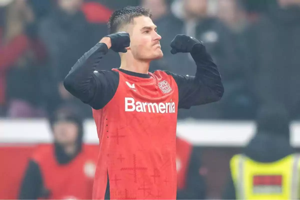 Futbolista del Bayer Leverkusen celebrando un gol mostrando sus bíceps durante un partido