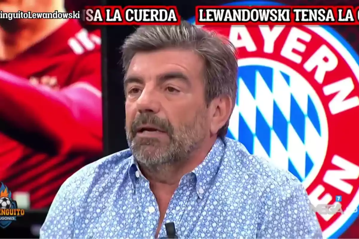 Un hombre con barba y camisa azul está hablando en un programa de televisión con gráficos de fondo relacionados con el fútbol. Un hombre con barba y camisa azul está hablando en un programa de televisión con gráficos de fondo relacionados con el fútbol.