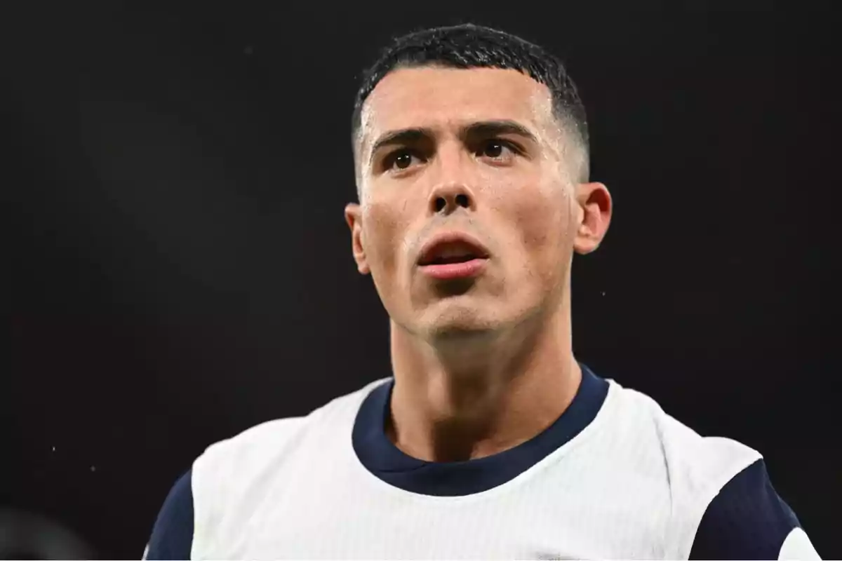 Un jugador de fútbol con expresión seria durante un partido. Un jugador de fútbol con expresión seria durante un partido.