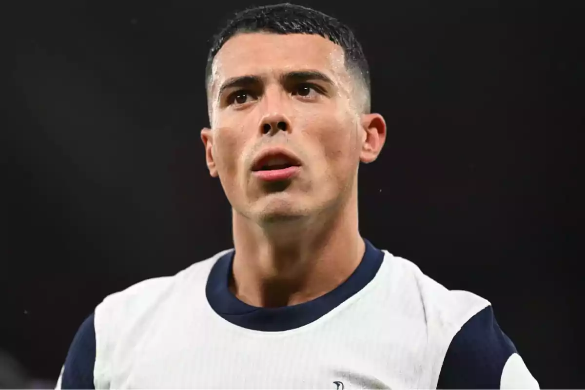 Un jugador de fútbol con expresión concentrada durante un partido. Un jugador de fútbol con expresión concentrada durante un partido.