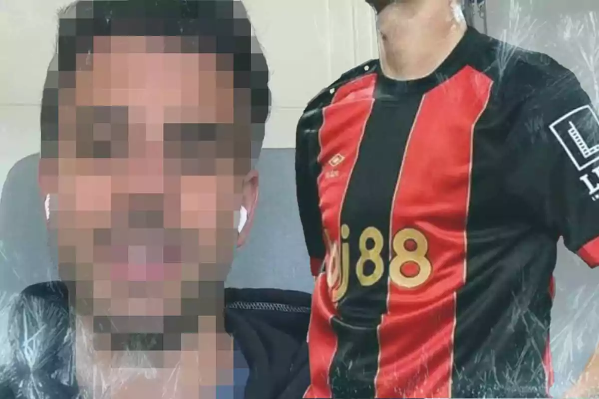 Una persona con la cara pixelada y auriculares, junto a otra persona con una camiseta de fútbol roja y negra.