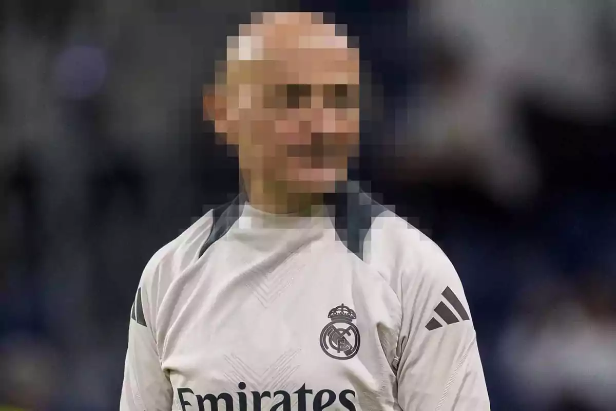 Persona con camiseta del Real Madrid en una imagen pixelada.