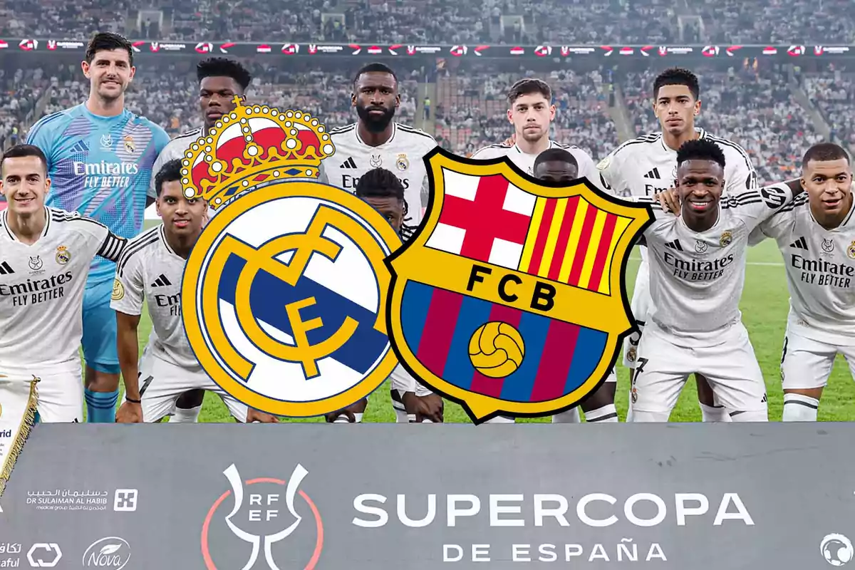 Jugadores de fútbol posando en el campo con los escudos del Real Madrid y FC Barcelona superpuestos, durante la Supercopa de España.