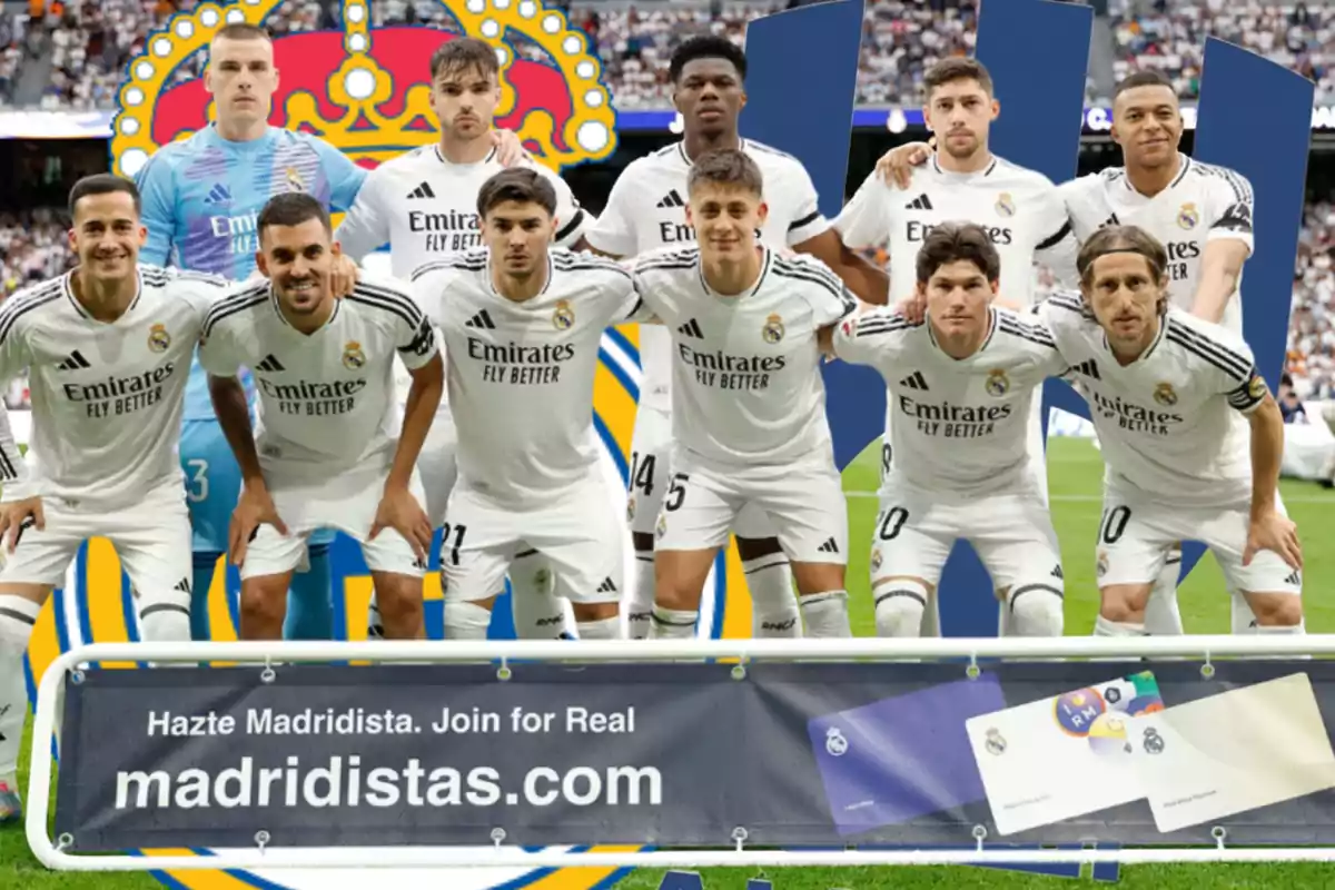 Jugadores del Real Madrid posando en el campo antes de un partido con una pancarta promocional del club al frente