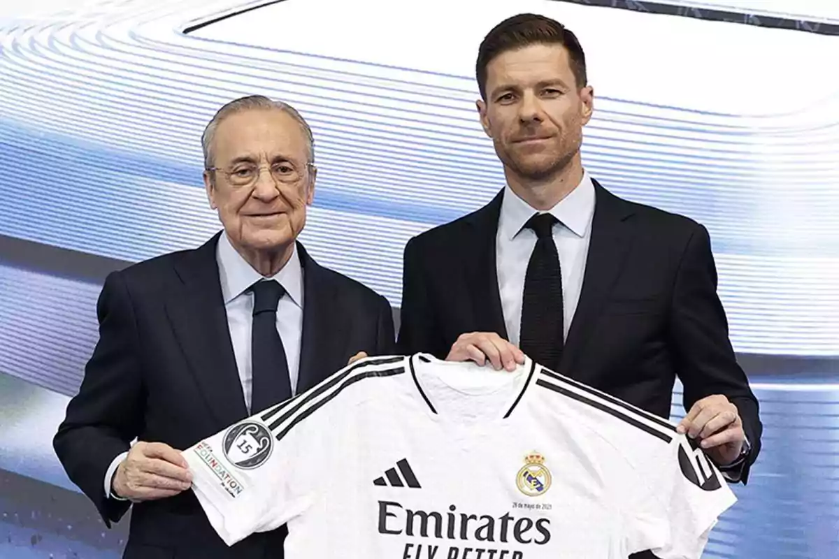Dos hombres con traje sostienen una camiseta del Real Madrid frente a un fondo moderno Dos hombres con traje sostienen una camiseta del Real Madrid frente a un fondo moderno