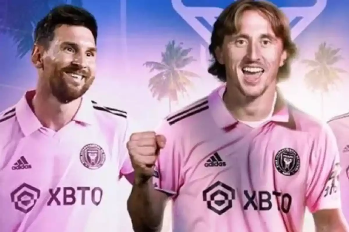 Dos jugadores de fútbol con camisetas rosas del Inter Miami posan sonrientes frente a un fondo con palmeras. Dos jugadores de fútbol con camisetas rosas del Inter Miami posan sonrientes frente a un fondo con palmeras.