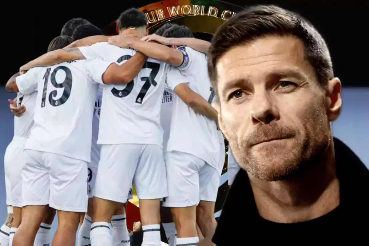 Un grupo de futbolistas vestidos de blanco celebrando juntos mientras un hombre de cabello corto y barba aparece en primer plano con expresión seria