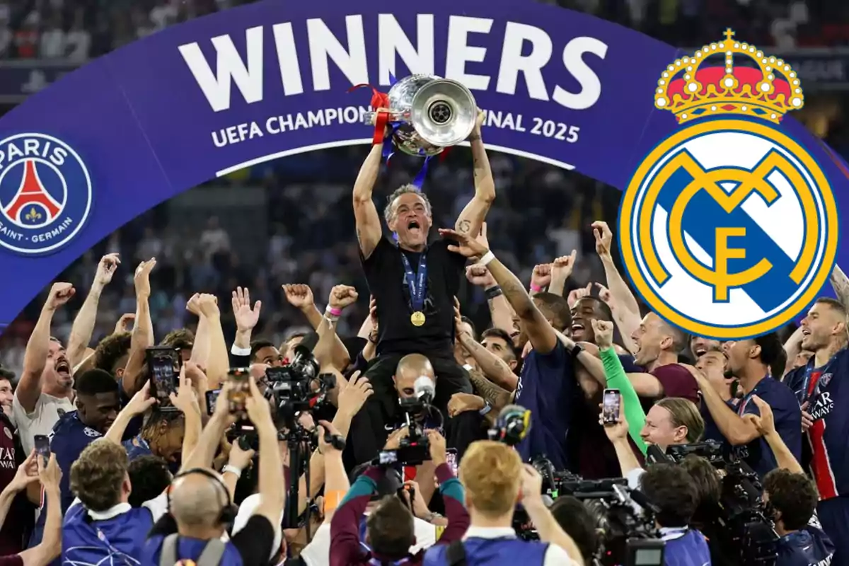 Celebration of a soccer team lifting the Champions League trophy with a large group of players and cameras, under an arch that says "winners" and with the PSG and Real Madrid crests visible.