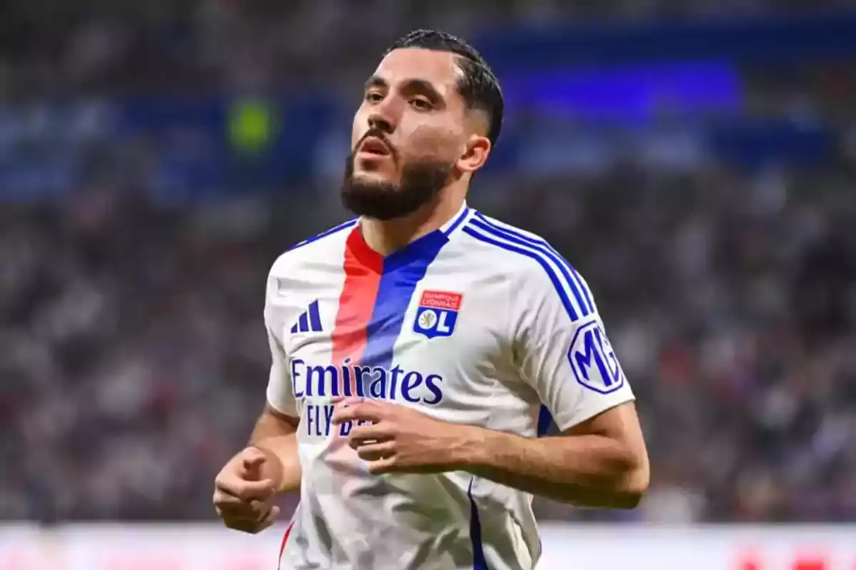 Jugador de fútbol con uniforme del Olympique de Lyon durante un partido. Jugador de fútbol con uniforme del Olympique de Lyon durante un partido.