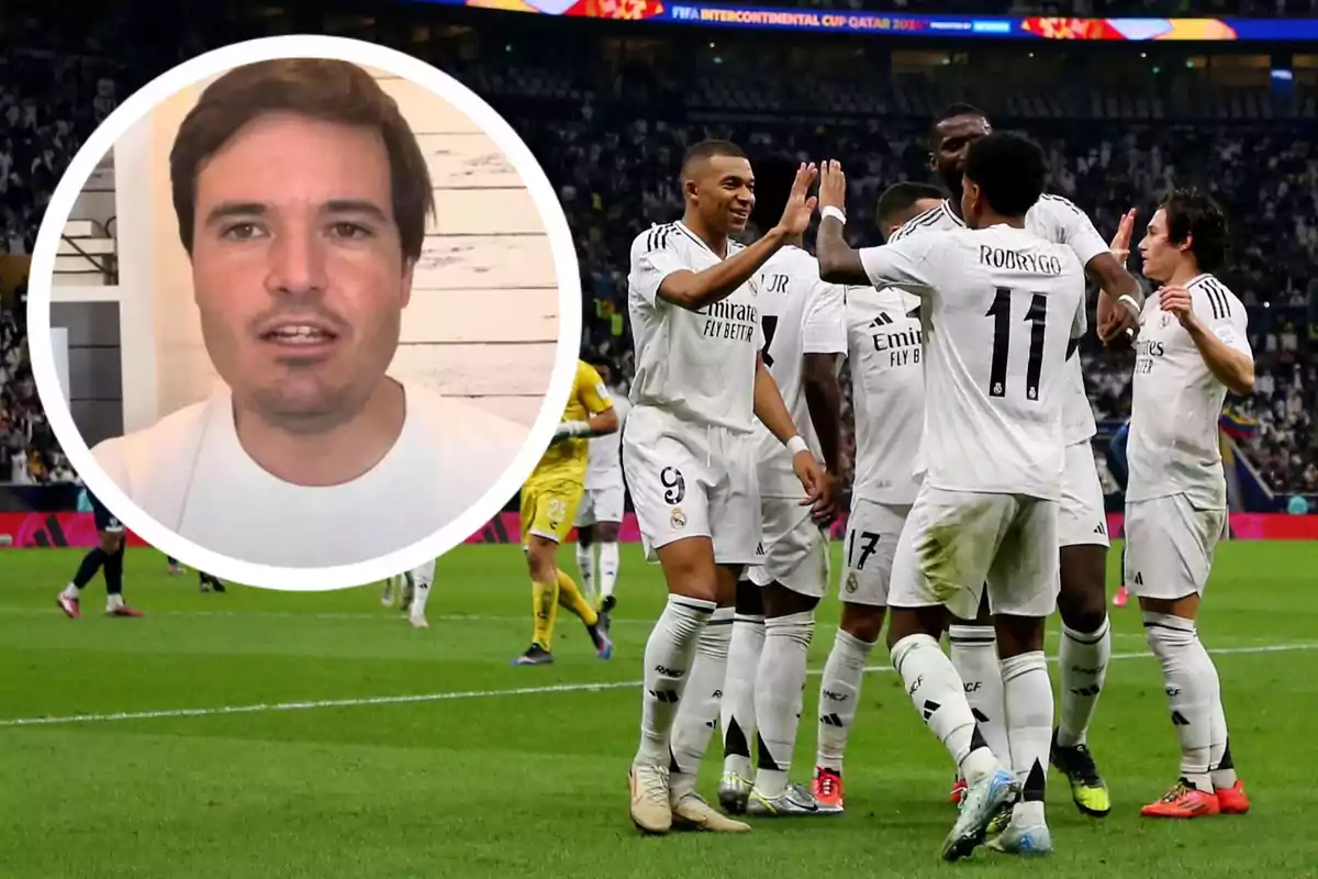 Un hombre aparece en un recuadro mientras un grupo de jugadores del Real Madrid celebra un gol en el campo de fútbol