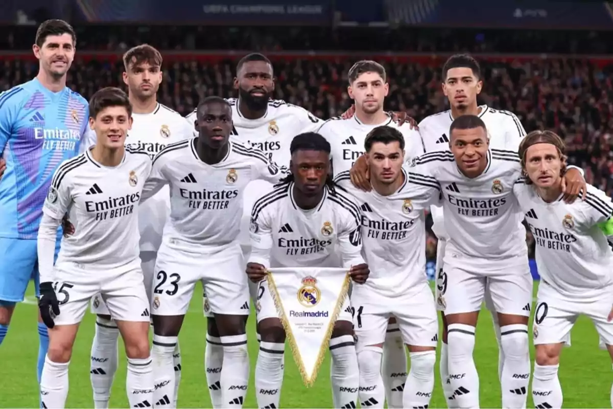 Jugadores de fútbol del Real Madrid posando en el campo antes de un partido de la UEFA Champions League. Jugadores de fútbol del Real Madrid posando en el campo antes de un partido de la UEFA Champions League.