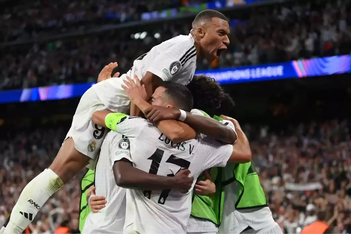 Jugadores de fútbol celebrando un gol en un estadio lleno durante un partido. Jugadores de fútbol celebrando un gol en un estadio lleno durante un partido.