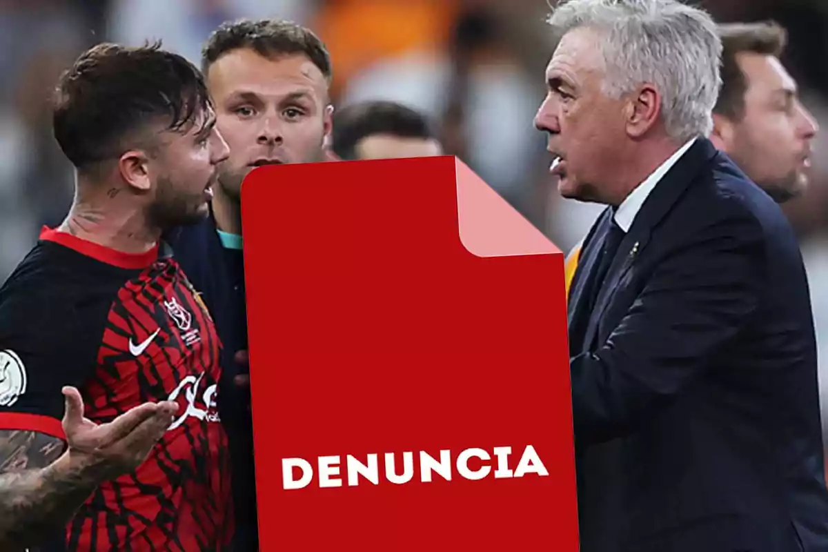 Dos hombres discuten en un campo de fútbol mientras uno sostiene un cartel rojo con la palabra "DENUNCIA".