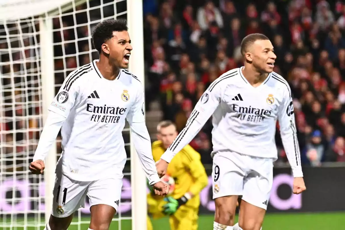 Jugadores de fútbol del Real Madrid celebrando un gol en el campo.