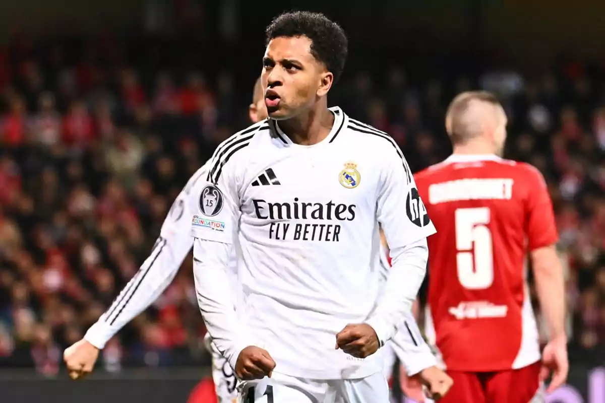 Jugador de fútbol del Real Madrid celebrando un gol durante un partido.