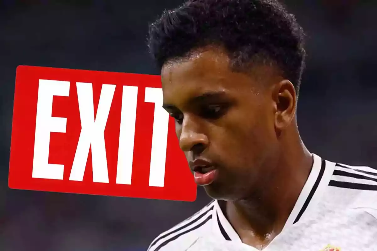 Un jugador de fútbol con una expresión seria y un cartel rojo que dice "EXIT" en el fondo.