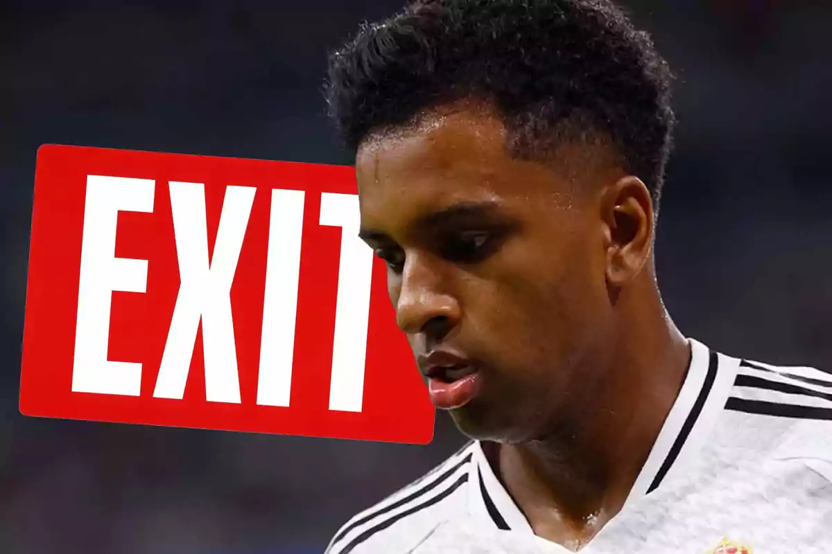 Un jugador de fútbol con una expresión seria y un cartel rojo con la palabra "EXIT" en el fondo.