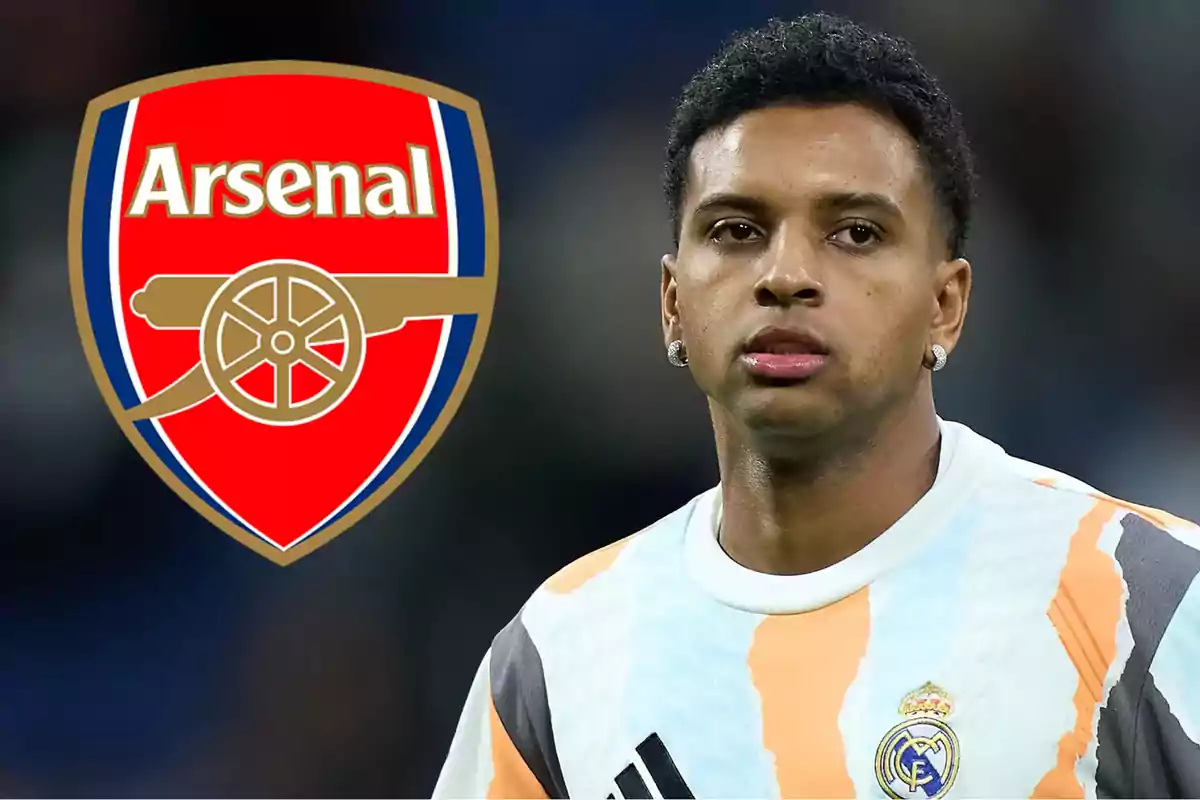Futbolista con uniforme del Real Madrid junto al escudo del Arsenal