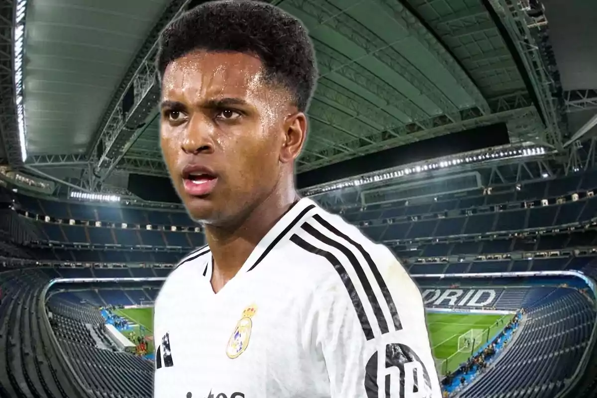 Un jugador de fútbol con camiseta blanca en un estadio.