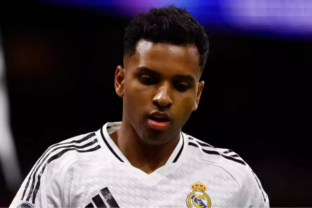 Jugador de fútbol con camiseta blanca del Real Madrid durante un partido.
