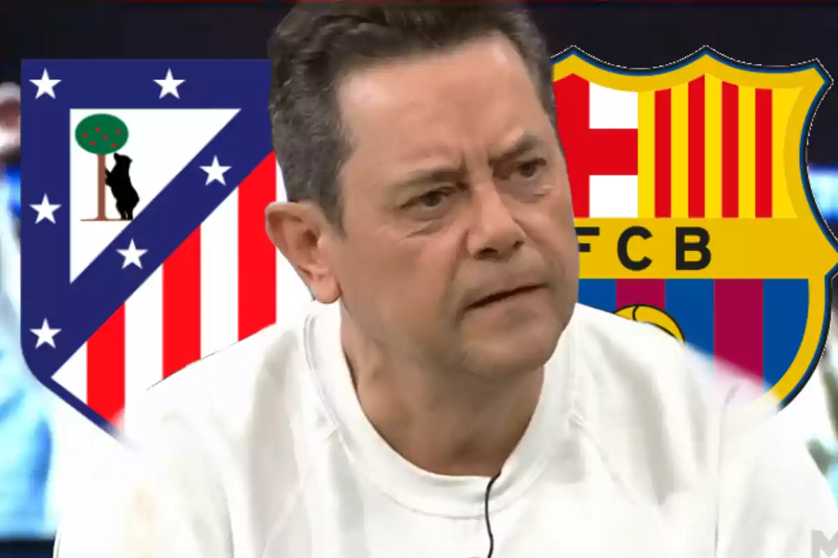 Un hombre con expresión seria en primer plano, con los escudos del Atlético de Madrid y el FC Barcelona de fondo.