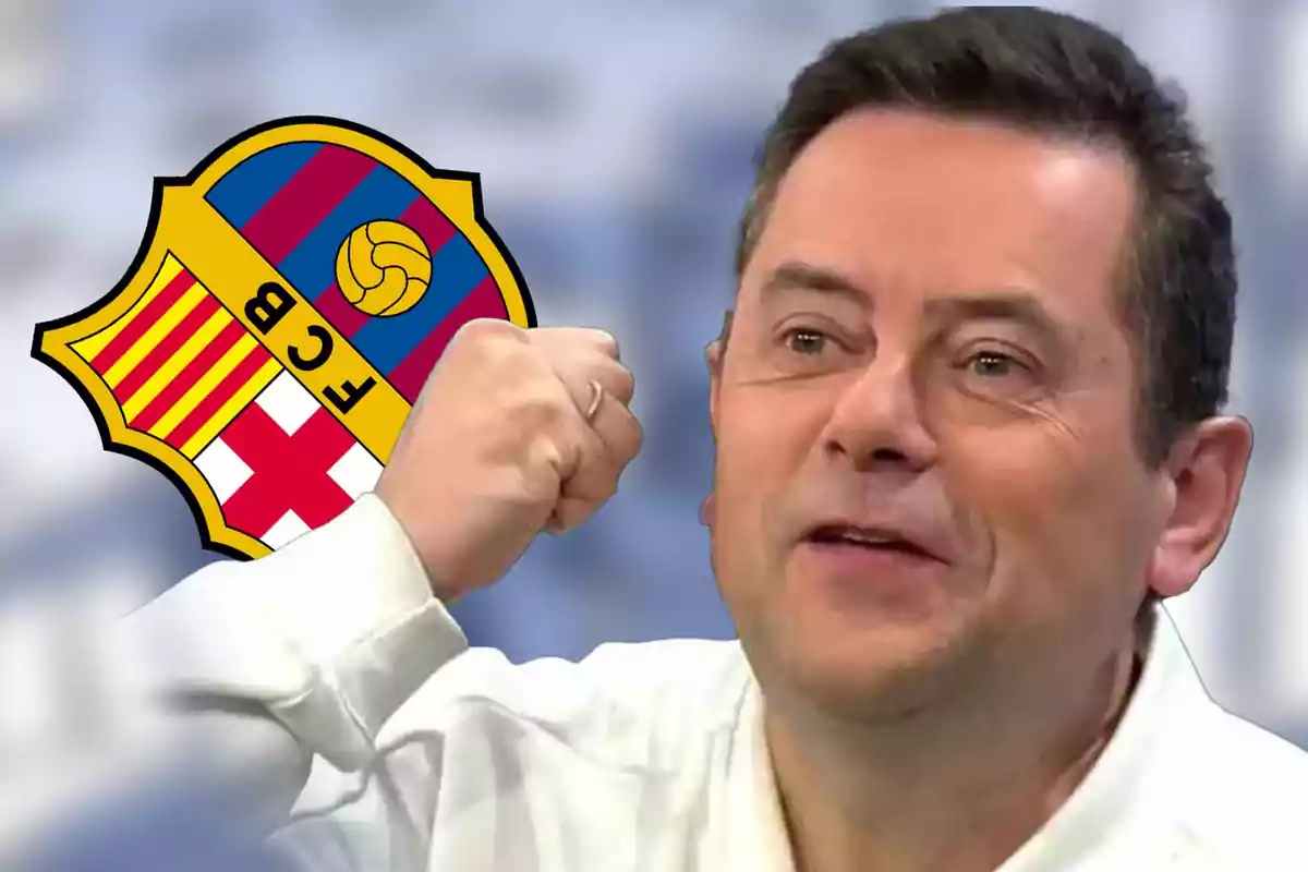 Un hombre sonriente con el puño levantado junto al escudo del FC Barcelona.