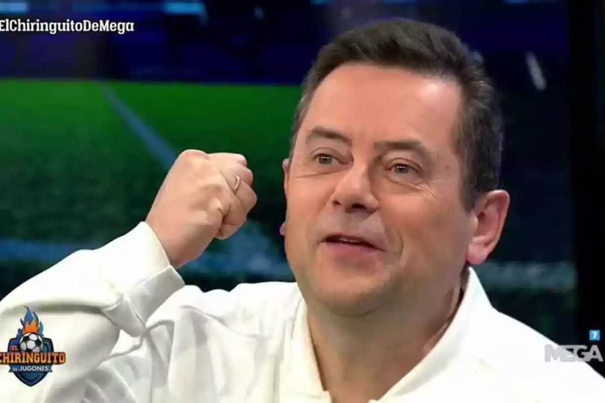 Hombre con gesto de celebración en un programa de televisión deportiva.