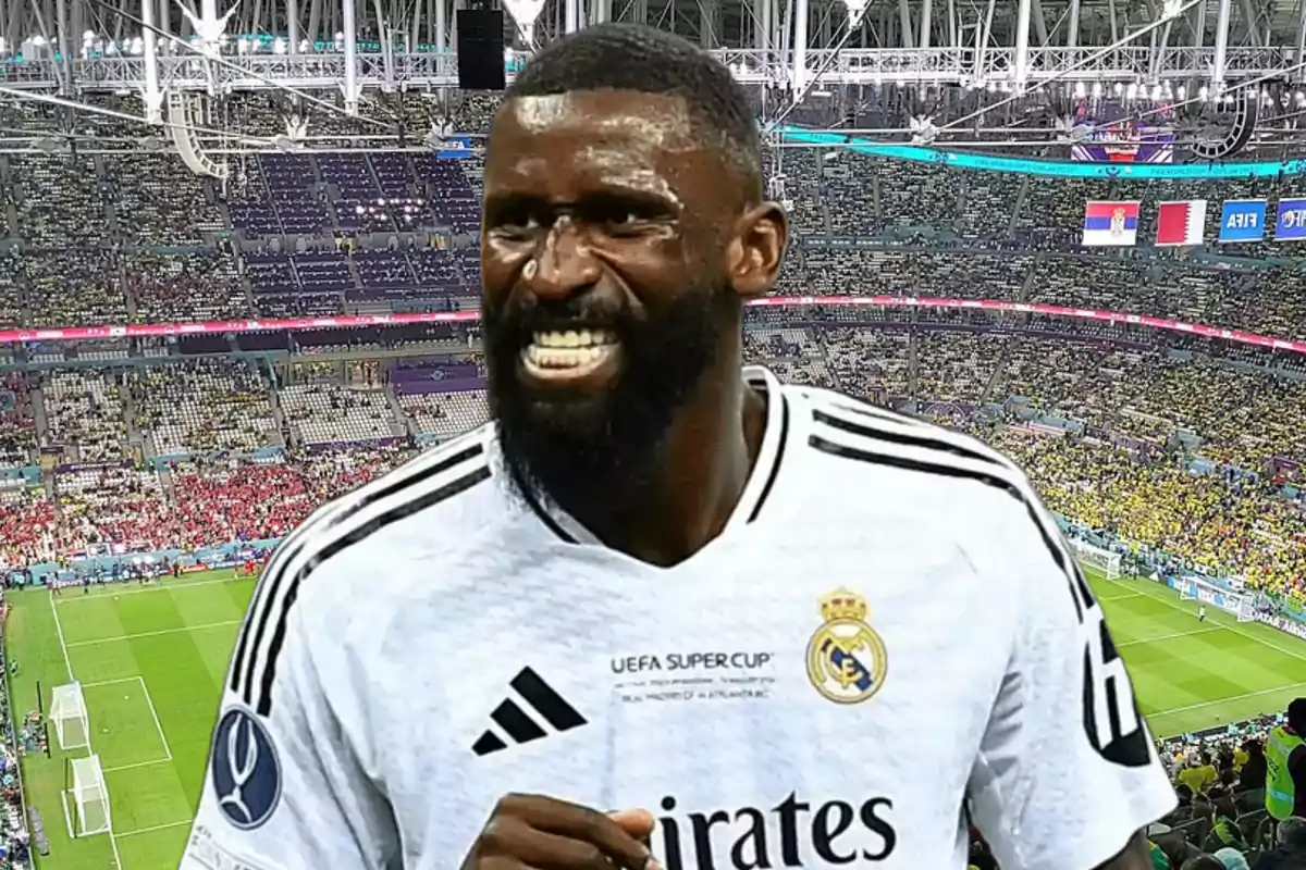 Jugador de fútbol del Real Madrid celebrando en un estadio lleno de espectadores.