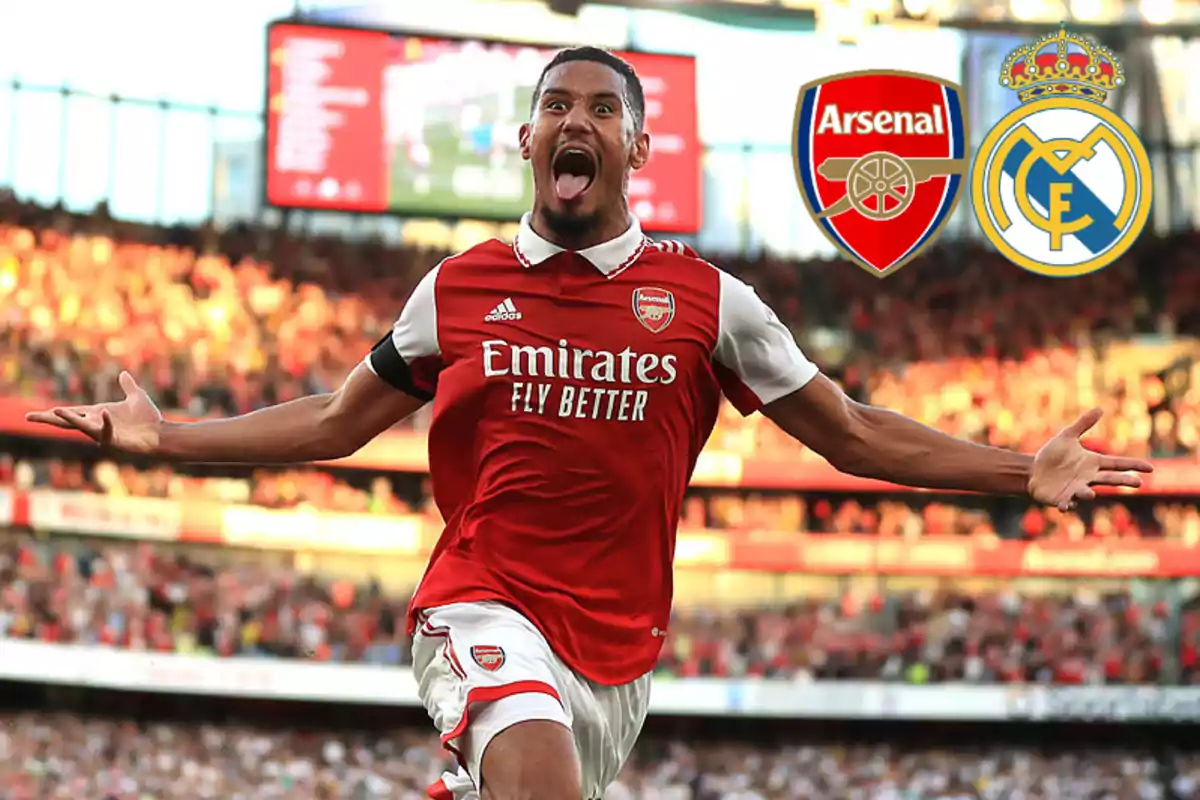 Jugador de fútbol celebrando un gol con la camiseta del Arsenal, con los escudos del Arsenal y Real Madrid en el fondo.